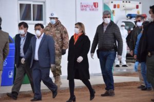 Gobierno entrega hospitales móviles en Oruro