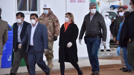Gobierno entrega hospitales móviles en Oruro