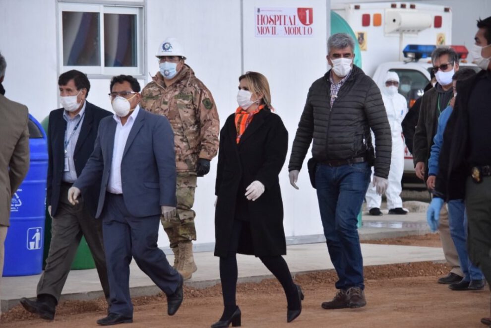 Gobierno entrega hospitales móviles en Oruro