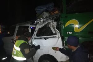 Chofer ebrio chocó su camión contra una vagoneta