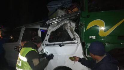 Chofer ebrio chocó su camión contra una vagoneta