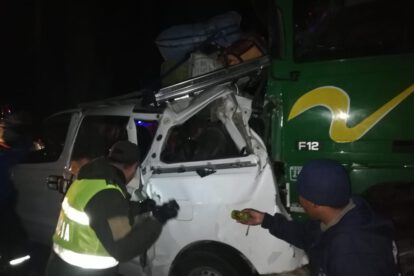 Chofer ebrio chocó su camión contra una vagoneta