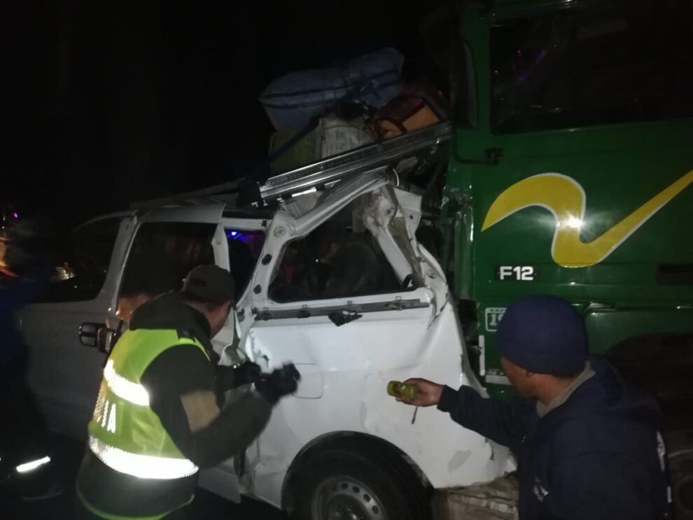 Chofer ebrio chocó su camión contra una vagoneta