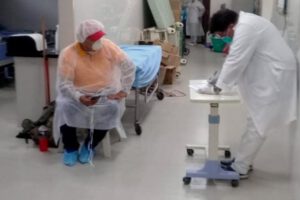 Médicos en El Alto se declaran en emergencia por falta de insumos de bioseguridad