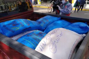 Entrega de víveres a personas necesitadas por Migración Oruro