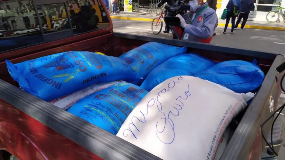 Entrega de víveres a personas necesitadas por Migración Oruro