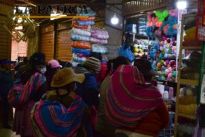 Aglomeración en zonas comerciales durante el abastecimiento en Oruro