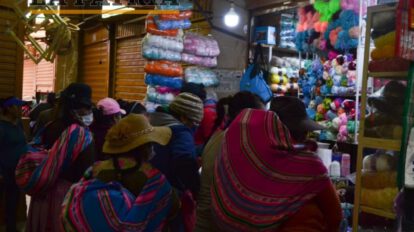 Aglomeración en zonas comerciales durante el abastecimiento en Oruro