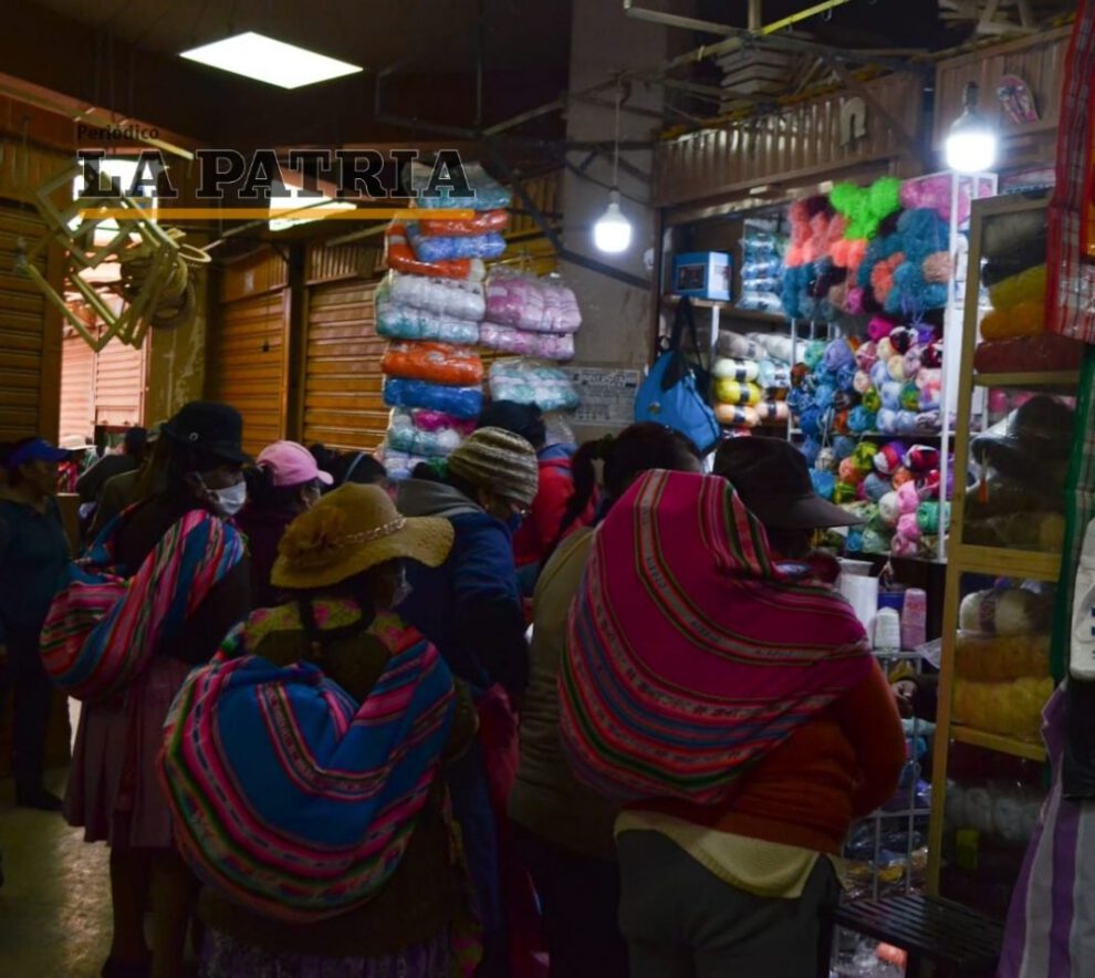 Aglomeración en zonas comerciales durante el abastecimiento en Oruro