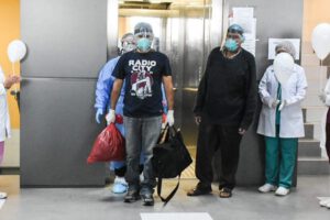 Pacientes dados de alta en el hospital Solomon Klein tras vencer el Covid-19