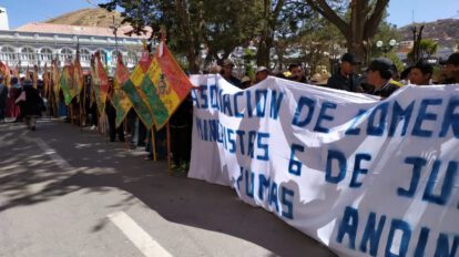 Comerciantes minoristas marcharon contra el senador Marcelino Arancibia