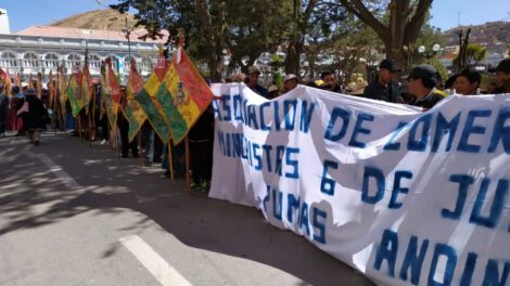 Comerciantes minoristas marcharon contra el senador Marcelino Arancibia