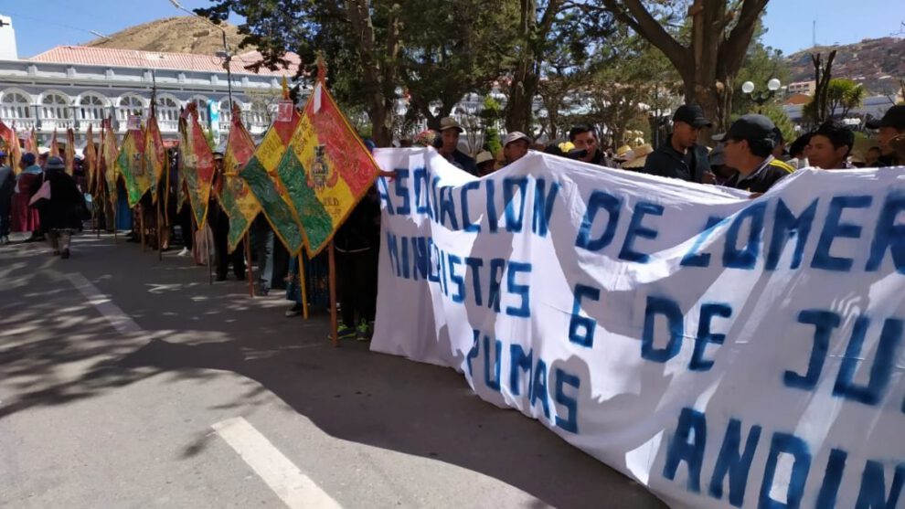 Comerciantes minoristas marcharon contra el senador Marcelino Arancibia