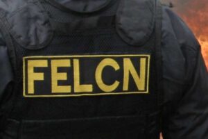 Una mujer de 40 años y un adolescente de 16 en posesión de sustancias controladas