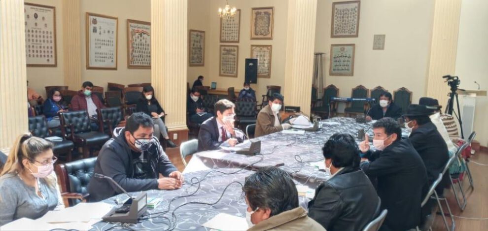 Reunión entre el TSE y Comisión Constitucional sobre elecciones
