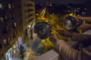 Cacerolada en España impulsada por sanitarios contra el Gobierno Sánchez-Iglesias