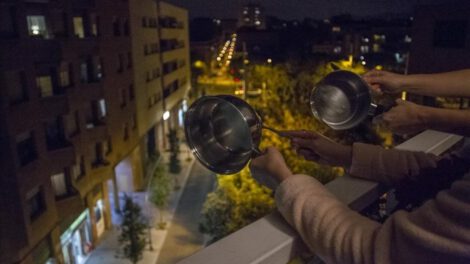 Cacerolada en España impulsada por sanitarios contra el Gobierno Sánchez-Iglesias