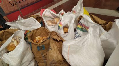 donación de panes para familias de bajos recursos en Oruro