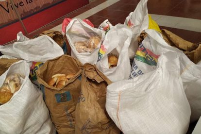 donación de panes para familias de bajos recursos en Oruro