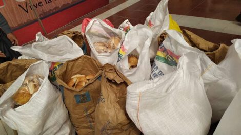 donación de panes para familias de bajos recursos en Oruro