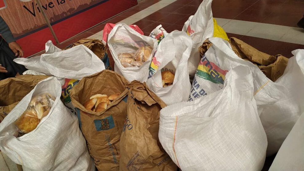 donación de panes para familias de bajos recursos en Oruro