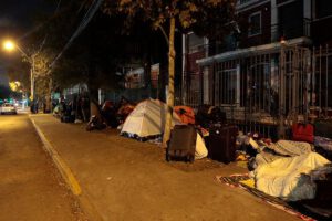 Bolivianos en Chile acampan frente al consulado para tramitar su retorno