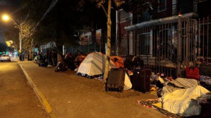 Bolivianos en Chile acampan frente al consulado para tramitar su retorno
