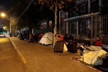 Bolivianos en Chile acampan frente al consulado para tramitar su retorno