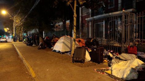 Bolivianos en Chile acampan frente al consulado para tramitar su retorno