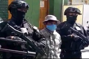Detienen a un sujeto vestido como policía en Oruro