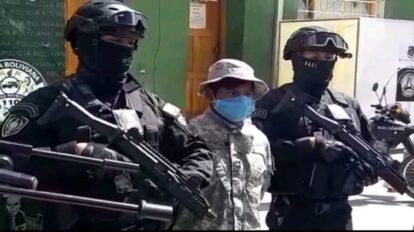 Detienen a un sujeto vestido como policía en Oruro