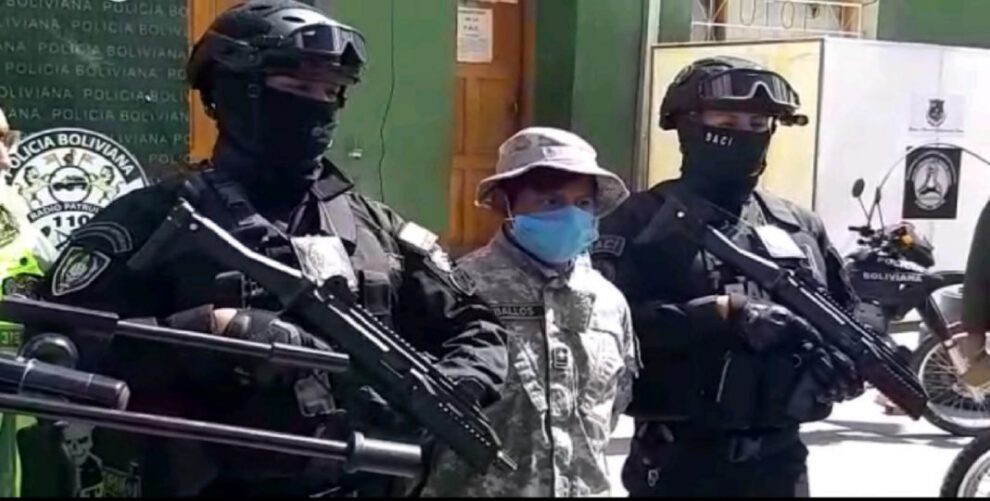 Detienen a un sujeto vestido como policía en Oruro
