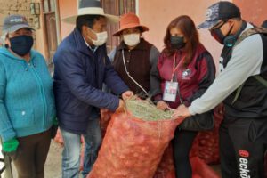 Fsutco dona hortalizas a sectores sociales en Oruro