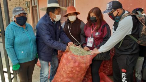 Fsutco dona hortalizas a sectores sociales en Oruro