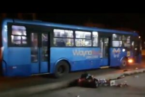 Protesta en El Alto contra el transporte de personal de salud