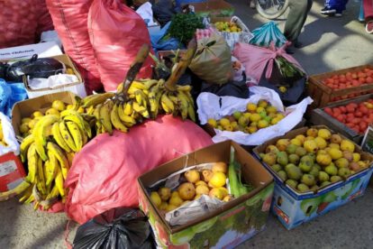 Donación de frutas y verduras por comerciantes de La Paz