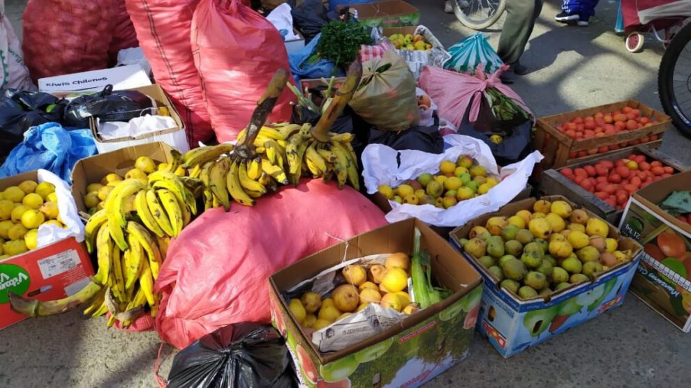Donación de frutas y verduras por comerciantes de La Paz