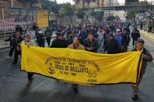 Bloqueos y movilizaciones de chóferes en La Paz