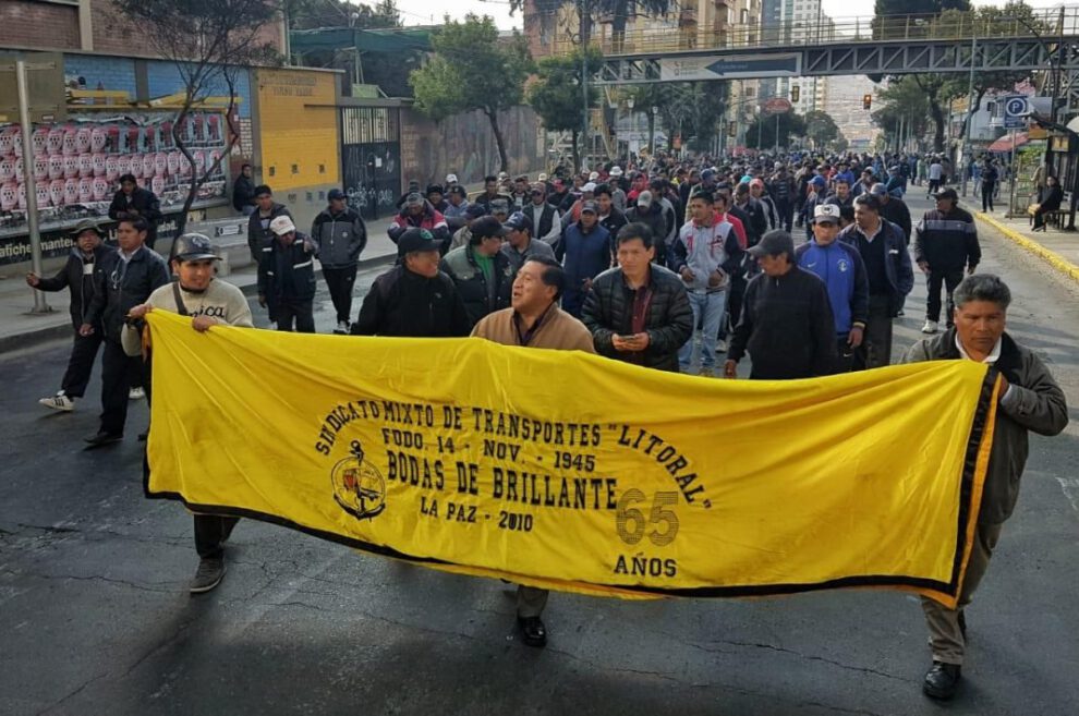 Bloqueos y movilizaciones de chóferes en La Paz