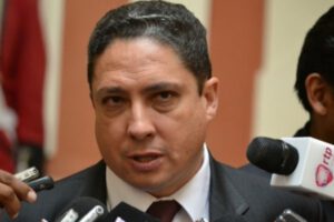 Héctor Arce Zaconeta con orden de aprehensión por fraude electoral