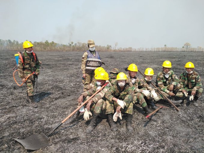 Ayuda internacional llega a Bolivia para combatir incendios en la Chiquitanía