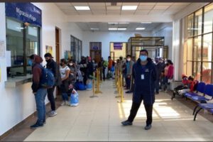 Repatriación de bolivianos en la oficina de migración de Pisiga