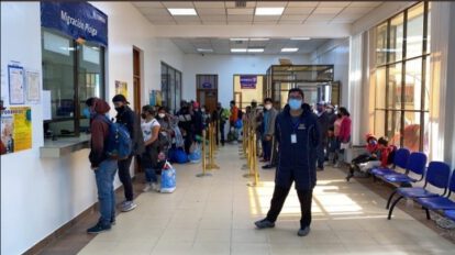 Repatriación de bolivianos en la oficina de migración de Pisiga