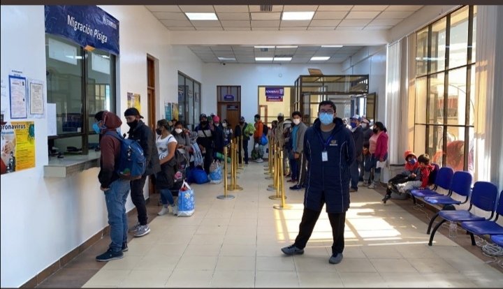 Repatriación de bolivianos en la oficina de migración de Pisiga