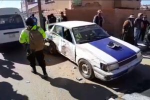 Accidente de tránsito entre un minibús y un taxi
