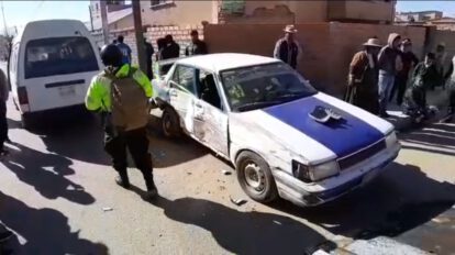 Accidente de tránsito entre un minibús y un taxi