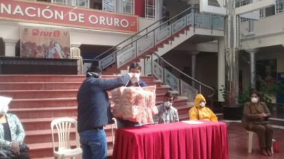 Donación de alimentos por la Asociación Nacional de Productores de Quinua