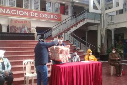 Donación de alimentos por la Asociación Nacional de Productores de Quinua