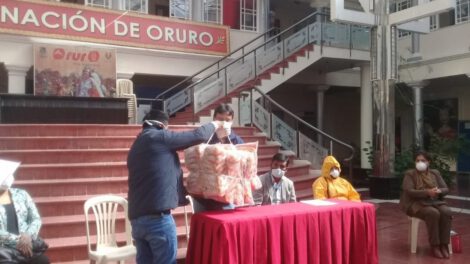 Donación de alimentos por la Asociación Nacional de Productores de Quinua