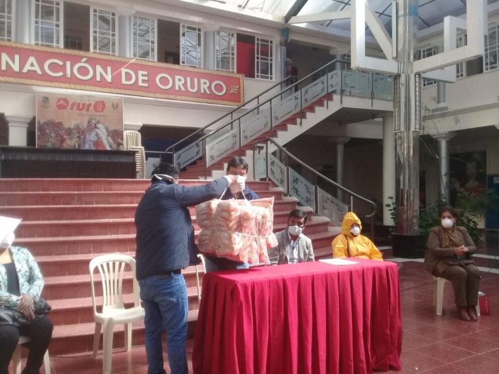 Donación de alimentos por la Asociación Nacional de Productores de Quinua